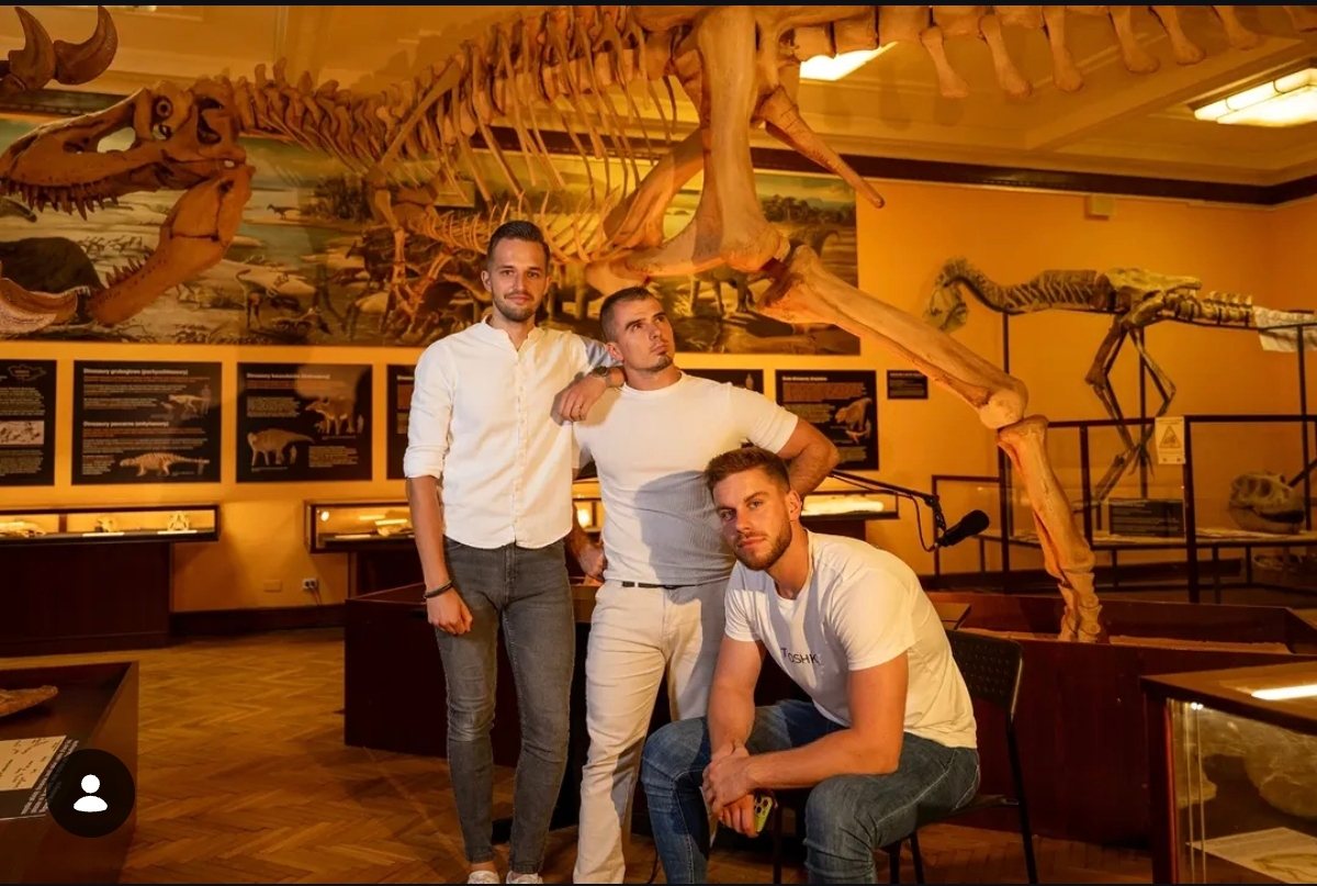 Natáčanie podcastu v múzeu pri kostre dinosaura