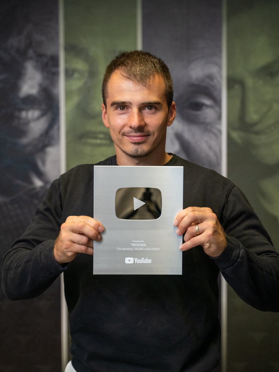 Vladislav Ondrušek se stříbrným tlačítkem YouTube za 100 000 odběratelů podcastu TROSHKA
